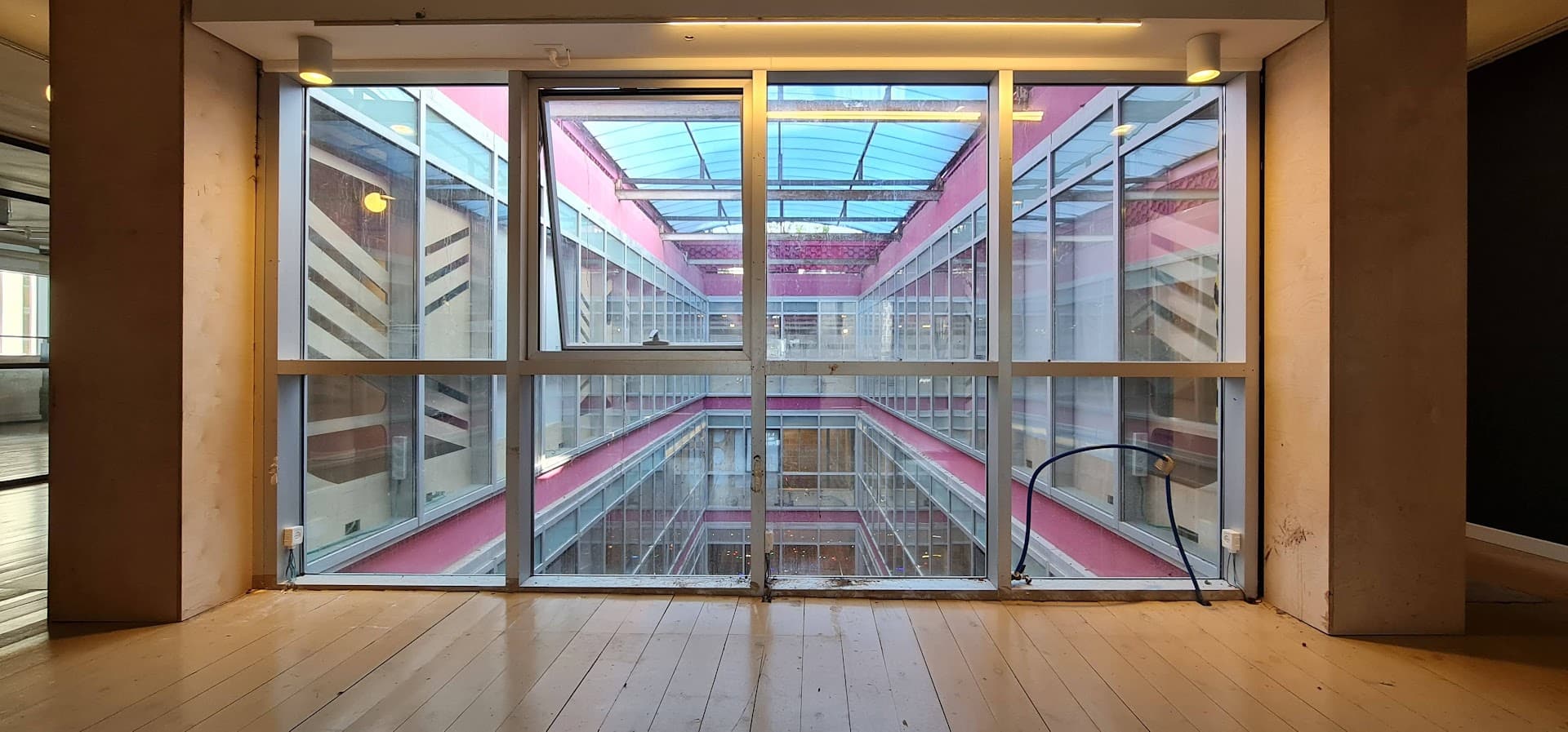 מבט כללי, אזורי אופן ספייס והבניין עצמו