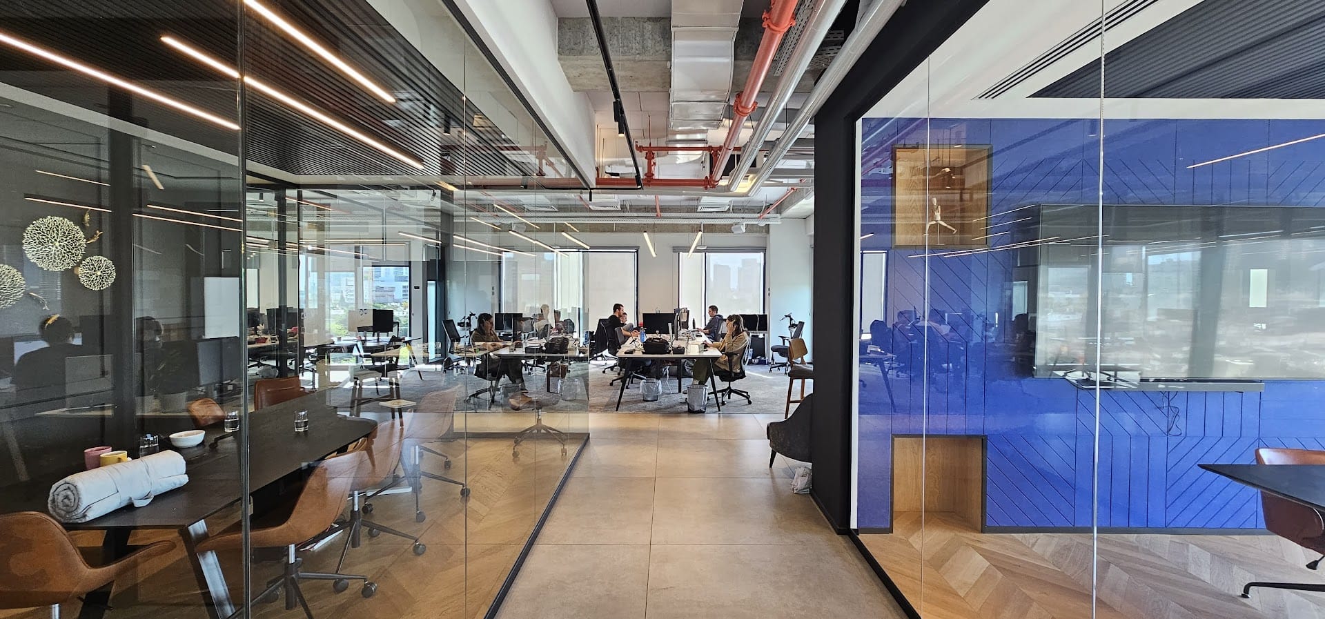 מבט כללי- חדר ישיבות ואופן ספייס