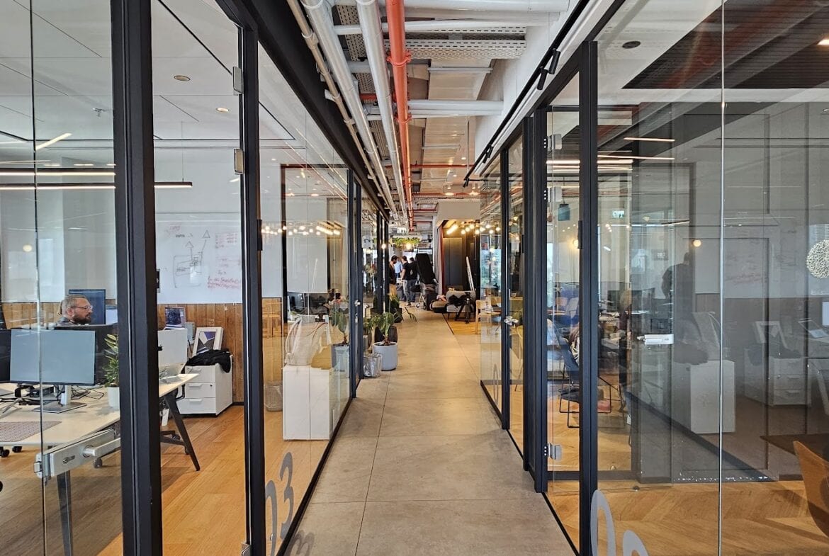 חלוקה לחדרי צוות וחדרי עבודה