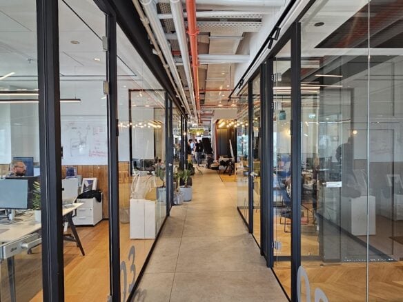 חלוקה לחדרי צוות וחדרי עבודה