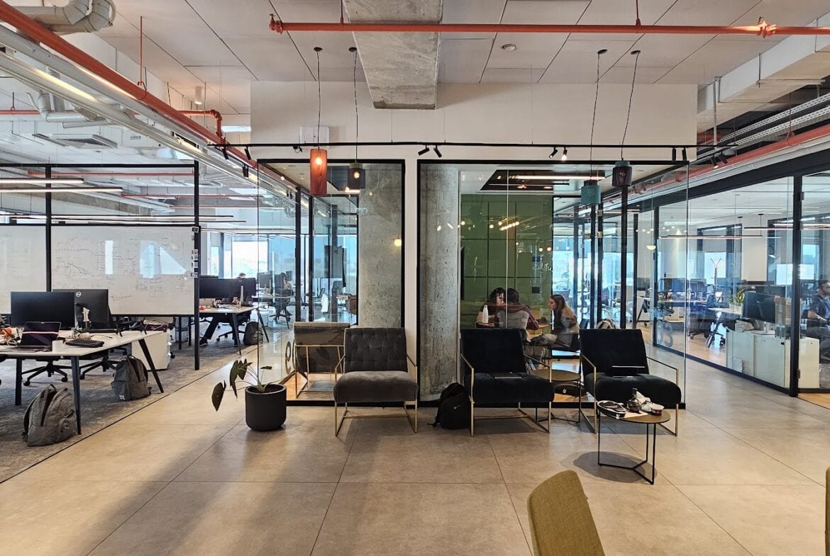 פינת ישיבה ומבט כלי על המשרד