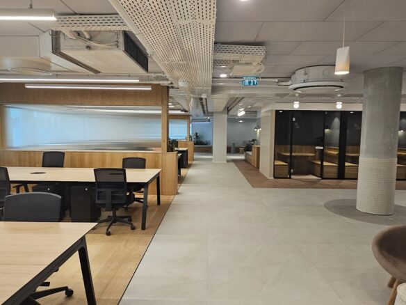 אופן ספייס עם עמדות עבודה במשרד