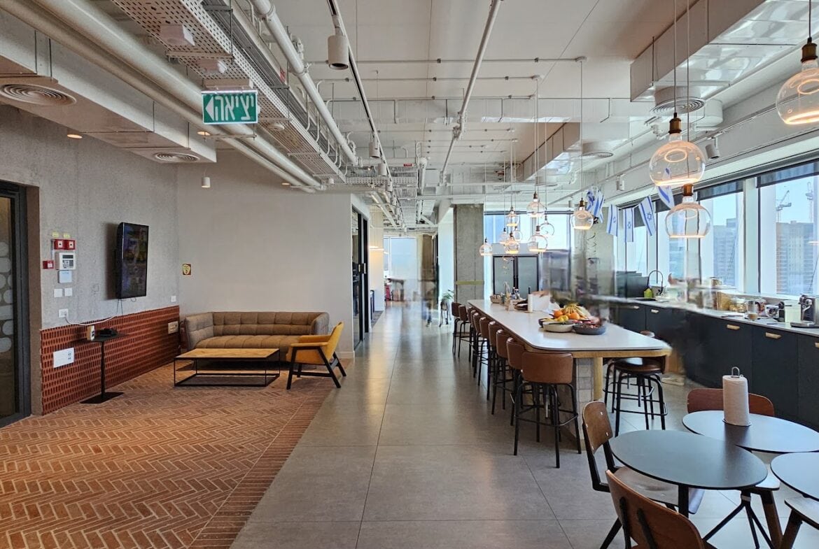 מטבח גדול ומאובזר עם הרבה מקום לפינות אוכל