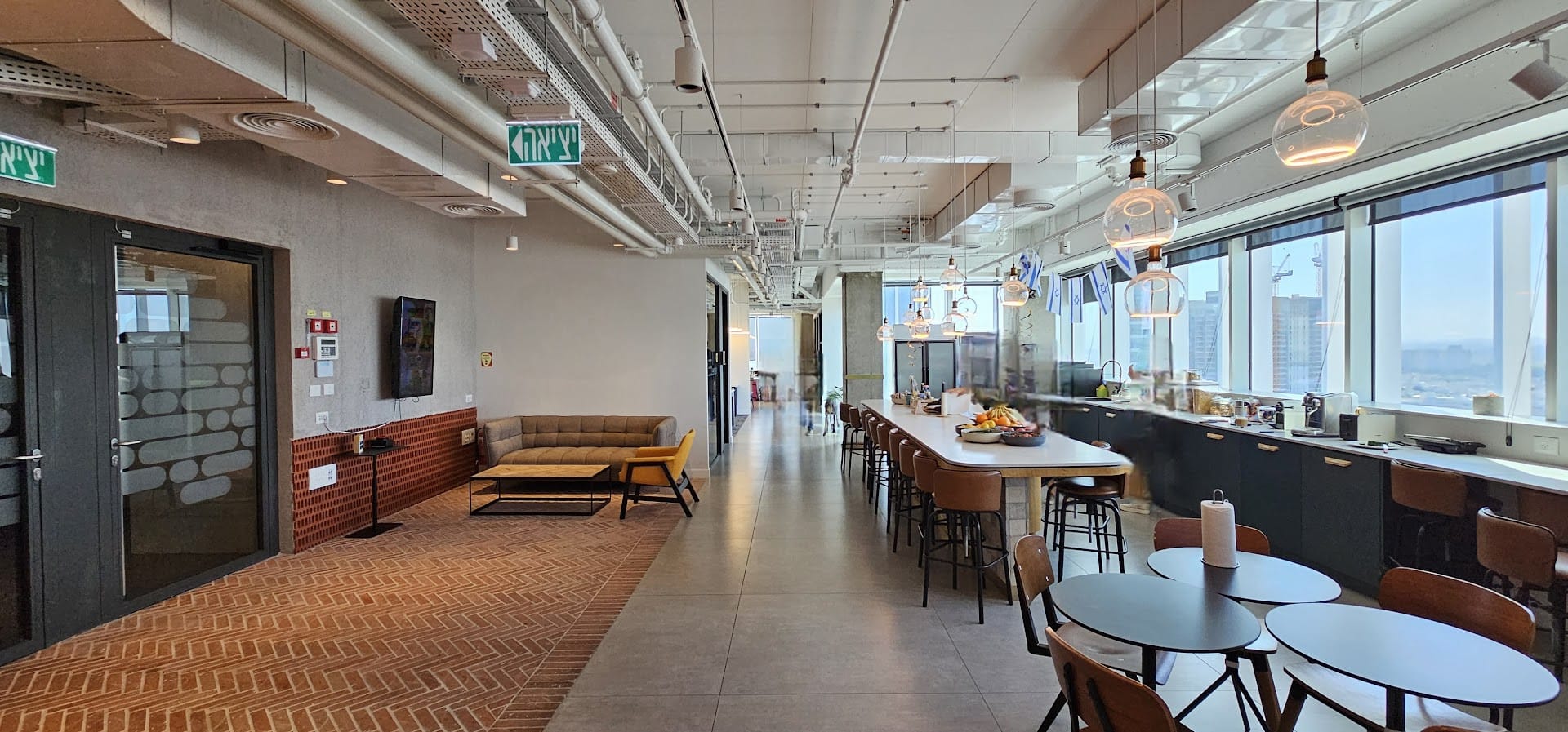 מטבח גדול ומאובזר עם הרבה מקום לפינות אוכל