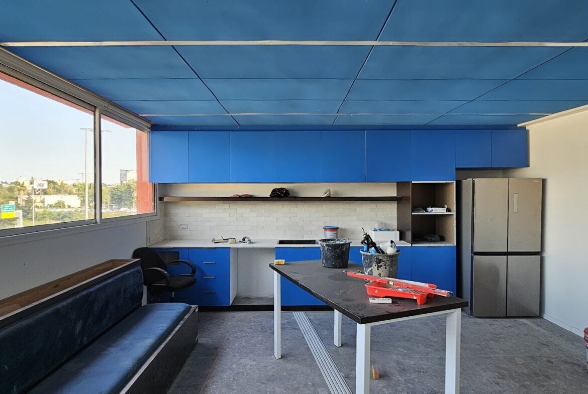 מטבח עם פינת אוכל במשרד בבית הכתום