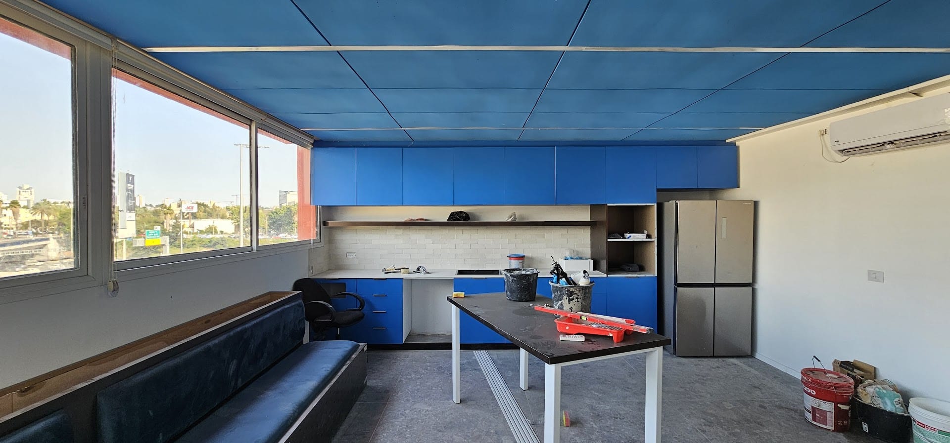 מטבח עם פינת אוכל במשרד בבית הכתום