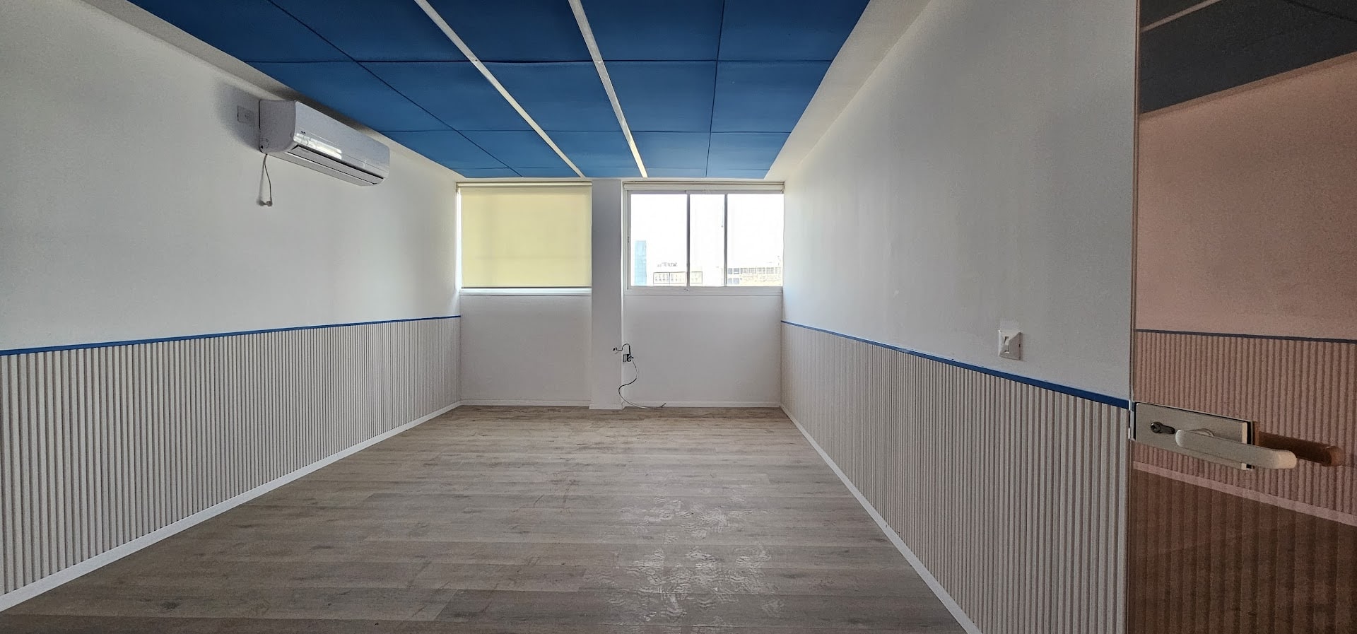 אחד מחדרי צוות במשרד