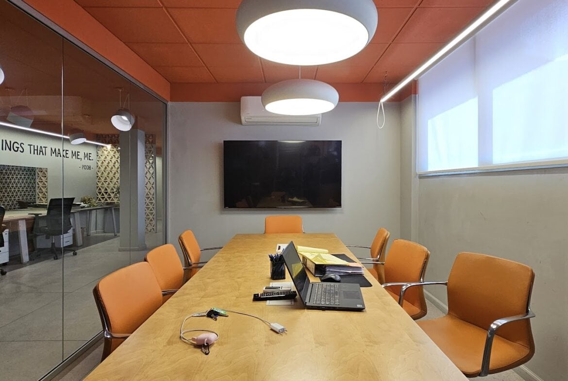 חדר ישיבות גדול