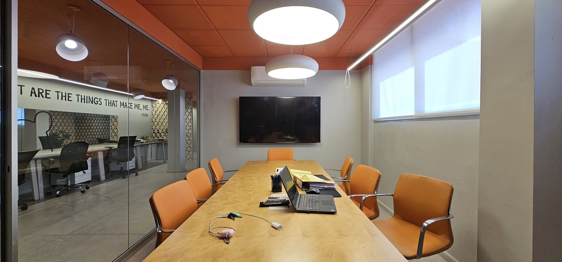 חדר ישיבות גדול