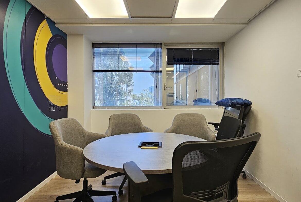 חדר ישיבות קטן