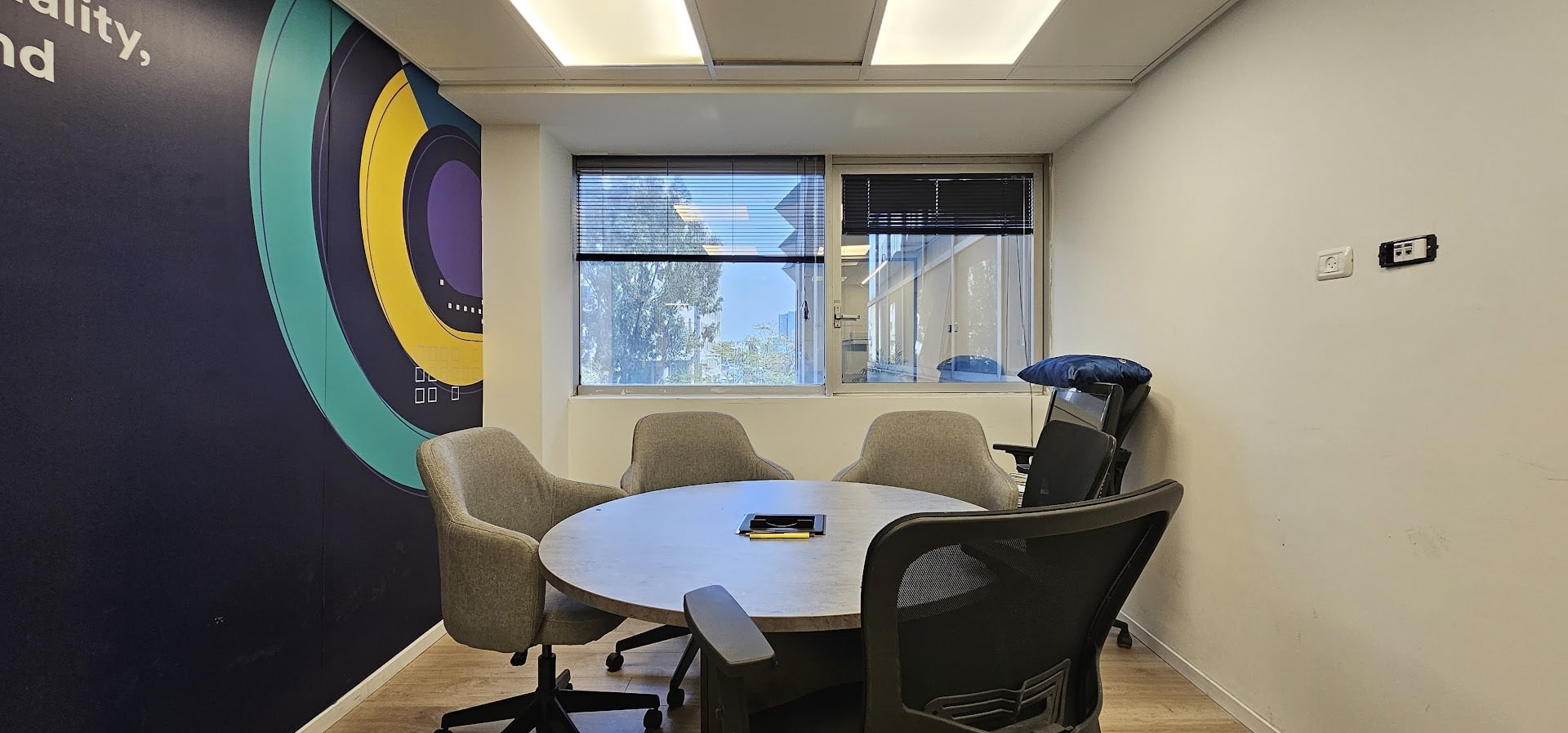 חדר ישיבות קטן