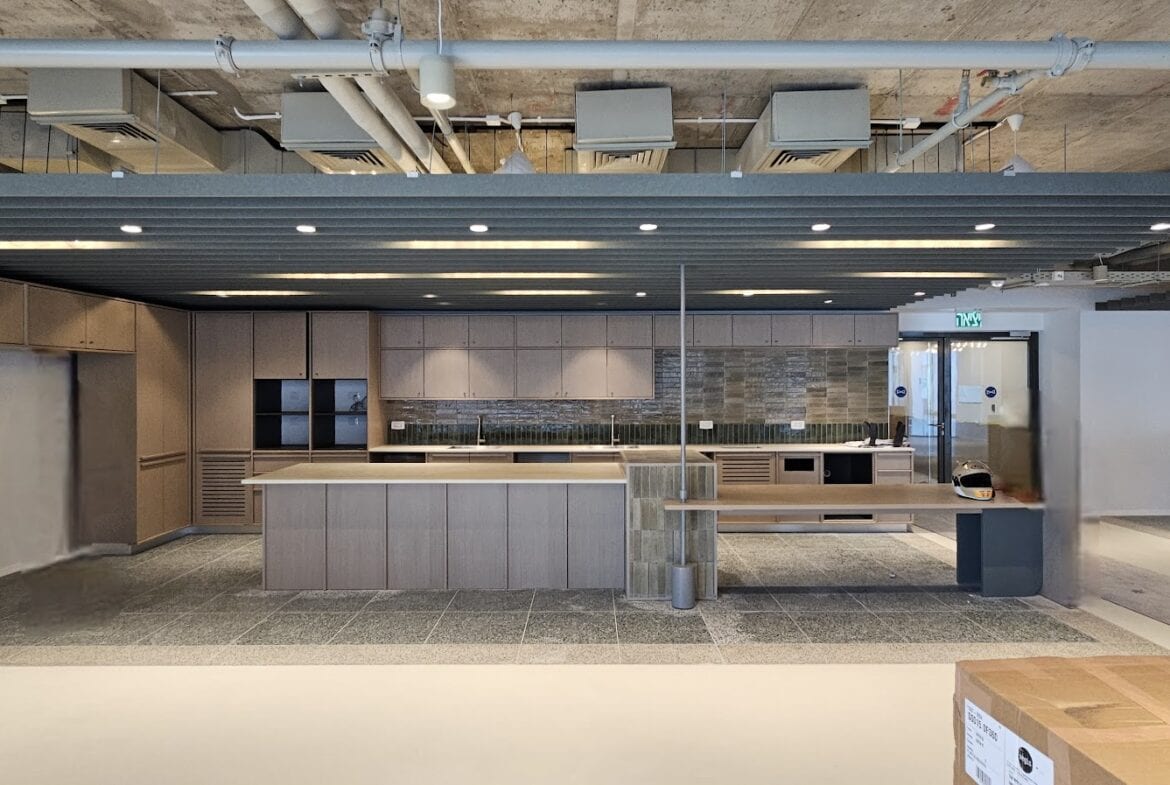 מטבח גדול במשרד