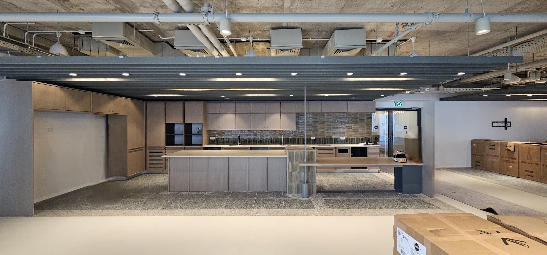 מטבח גדול במשרד