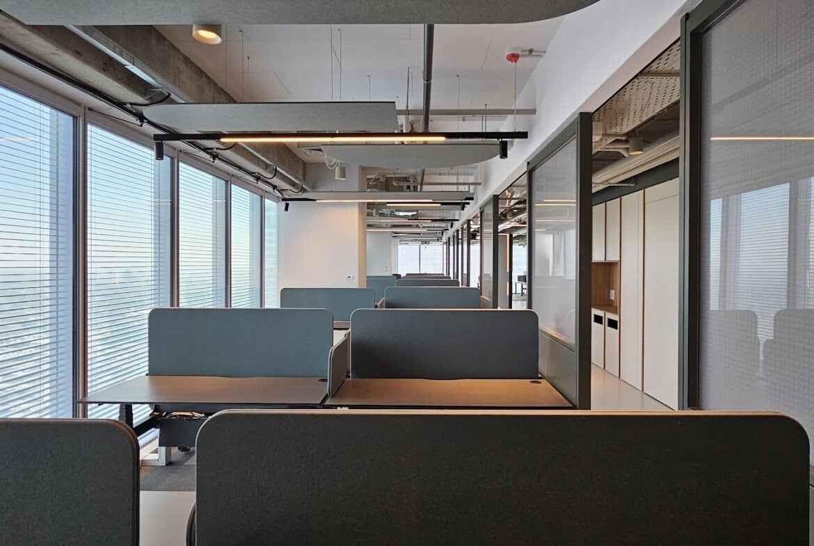 אחד מאזורי אופן ספייס עם עמדות עבודה