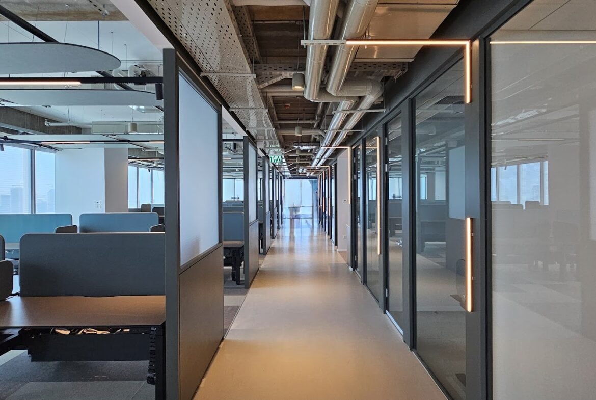 אחד מאזורי אופן ספייס עם עמדות עבודה