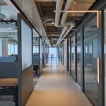 אחד מאזורי אופן ספייס עם עמדות עבודה