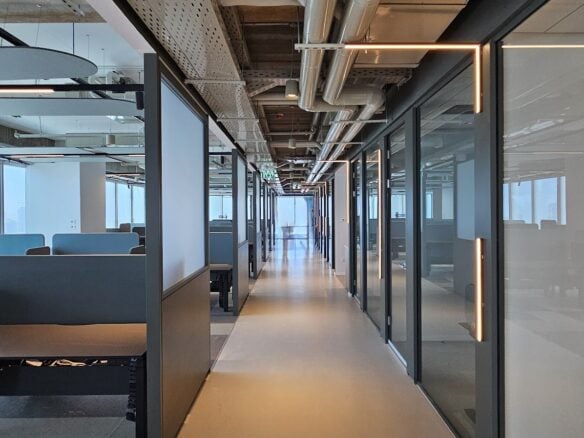 אחד מאזורי אופן ספייס עם עמדות עבודה