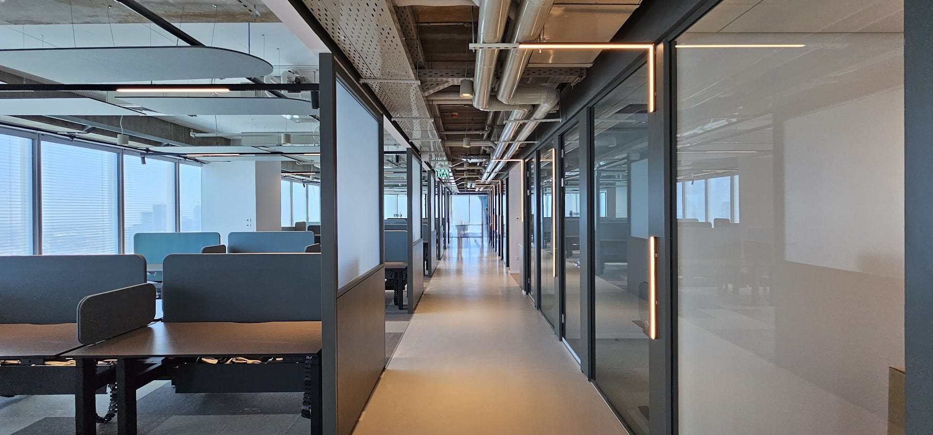 אחד מאזורי אופן ספייס עם עמדות עבודה