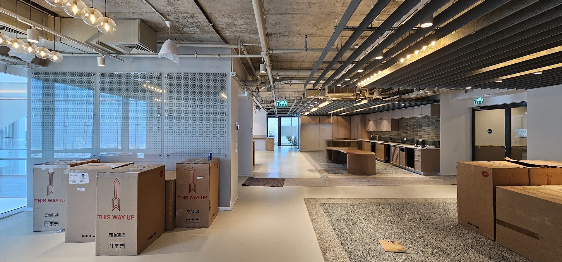 מבט כללי- מטבח ושטח לפינת אוכל