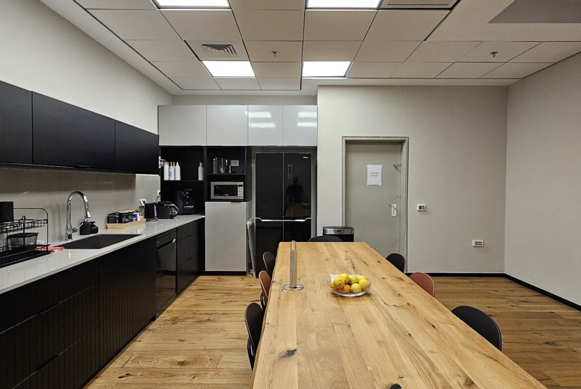 מטבח מאובזר עם פינת אוכל