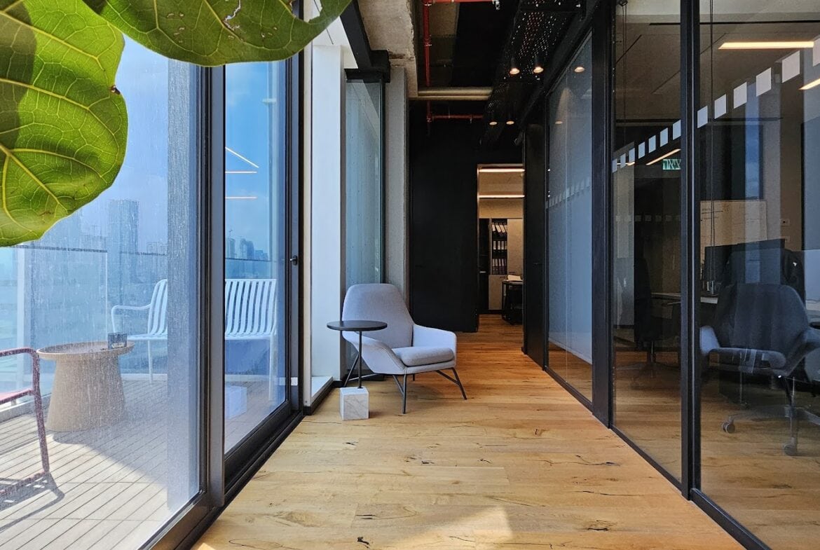 מרפסת במשרד וחלוקה לחדרי עבודה