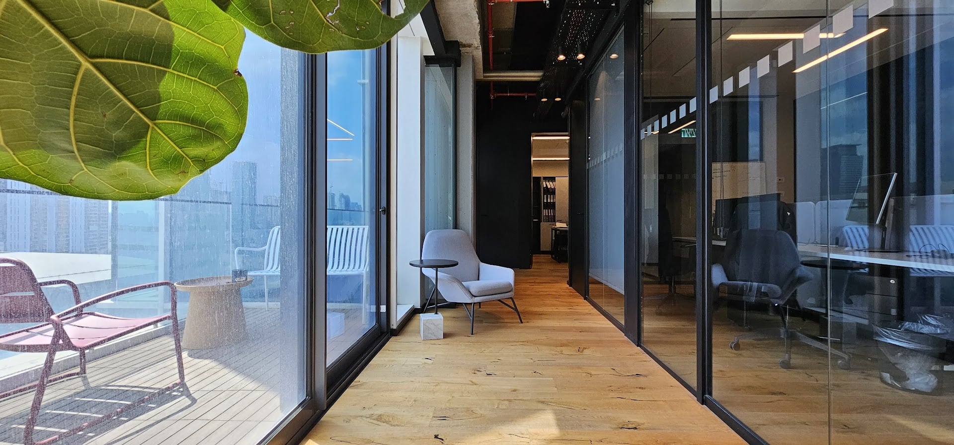 מרפסת במשרד וחלוקה לחדרי עבודה