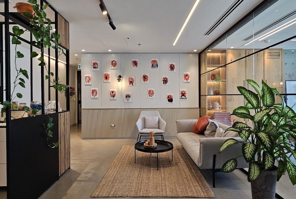 אזור קבלה והמתנה בכניסה למשרד