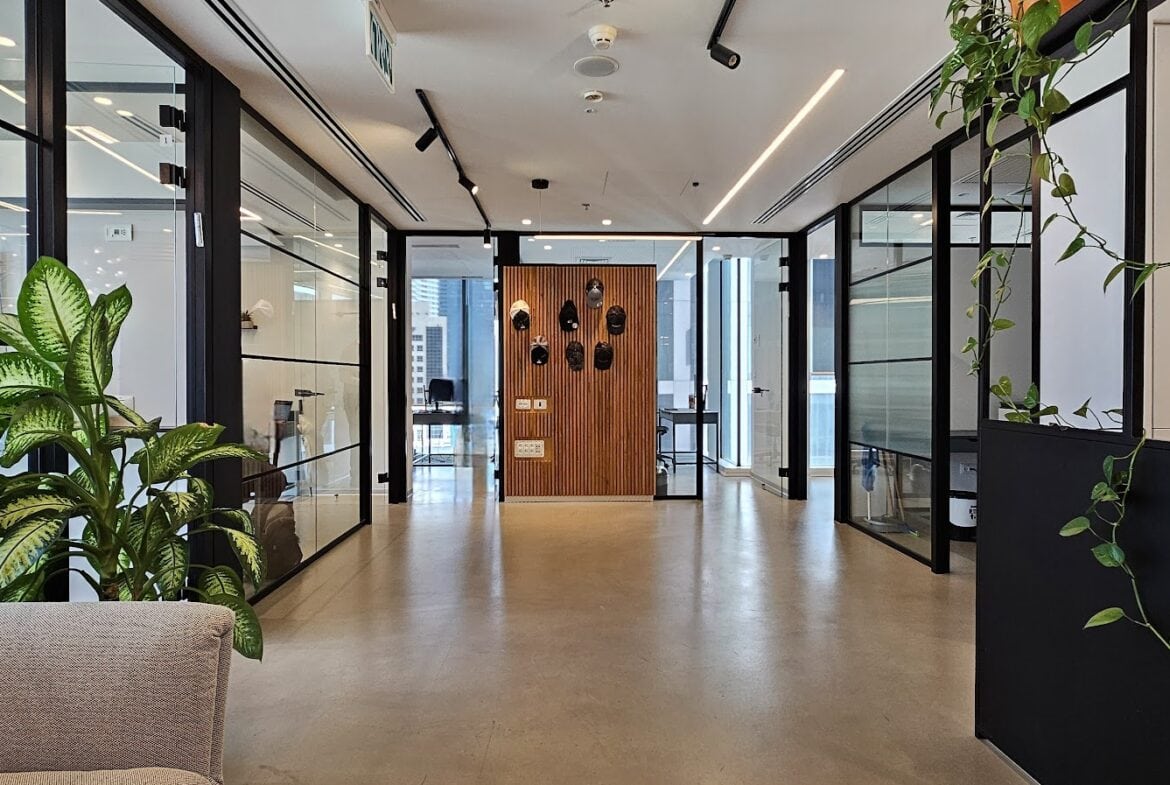 כניסה וחלוקה לחדרים במשרד