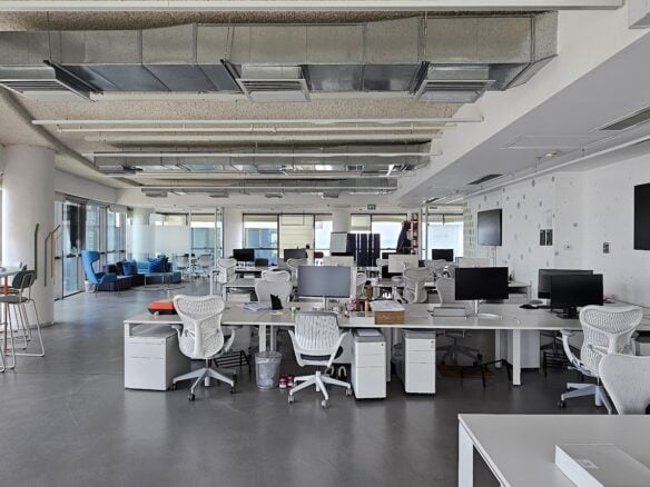 אופן ספייס עם עמדות עבודה