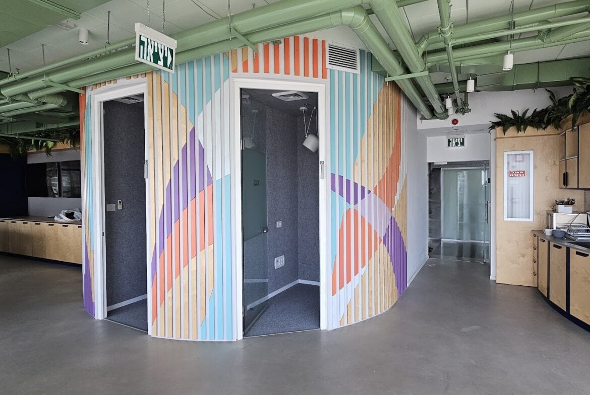 כניסה למשרד ומטבחון