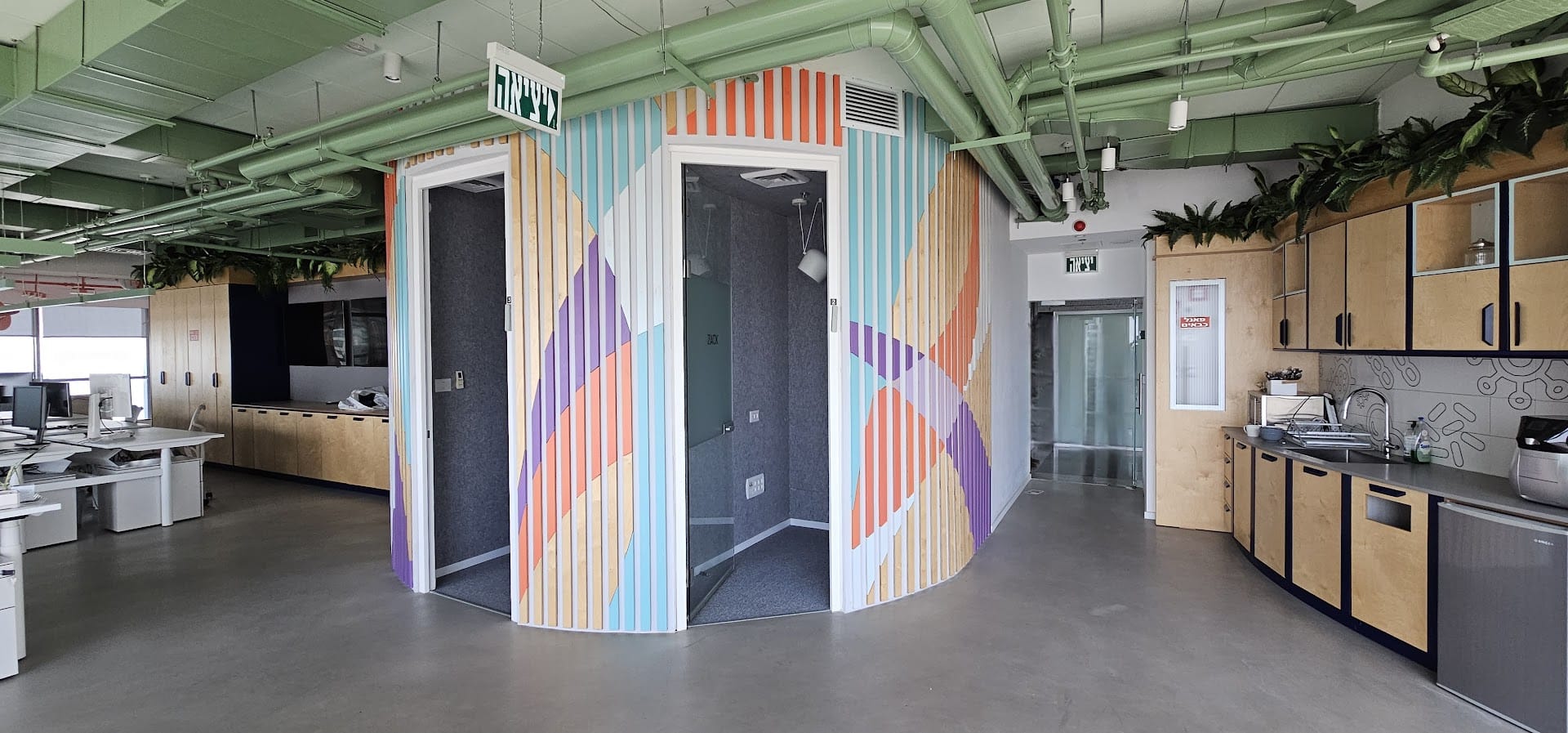 כניסה למשרד ומטבחון