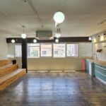 מטבח גדול עם מקום לפינות אוכל