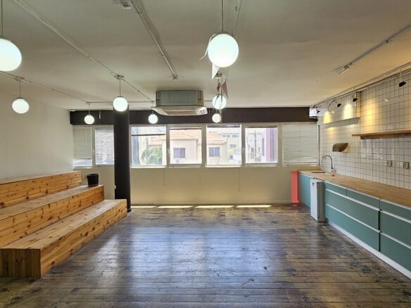 מטבח גדול עם מקום לפינות אוכל