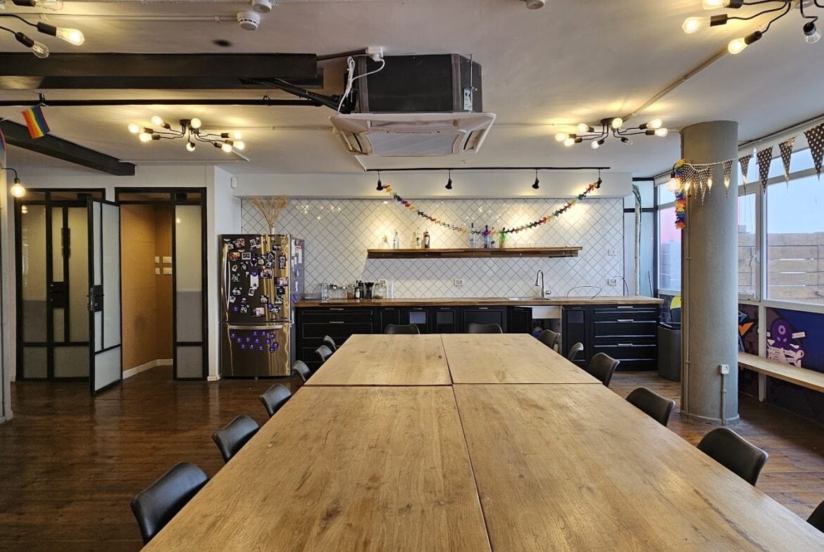 מטבח גדול מעם פינות אוכל