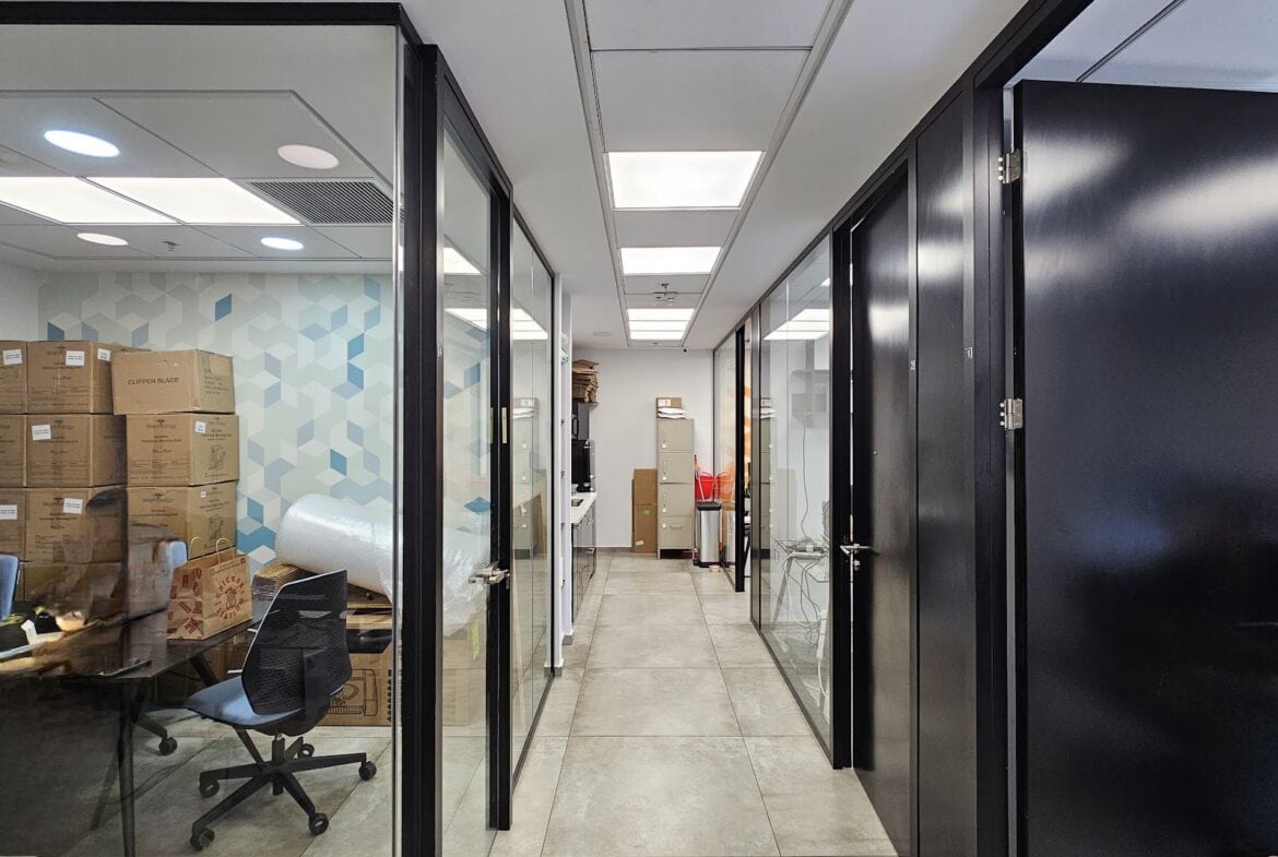 מבט כללי- חלוקה לחדרי עבודה ומסדרון במשרד