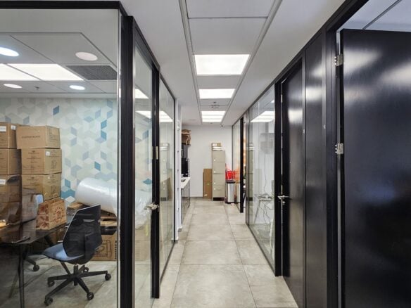 מבט כללי- חלוקה לחדרי עבודה ומסדרון במשרד