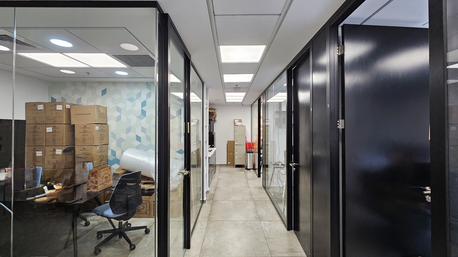 מבט כללי- חלוקה לחדרי עבודה ומסדרון במשרד