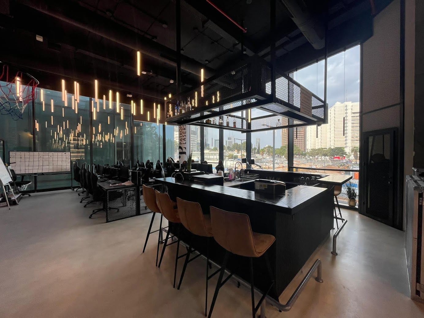 בר במשרד לשתייה ואוכל לשימוש העובדים