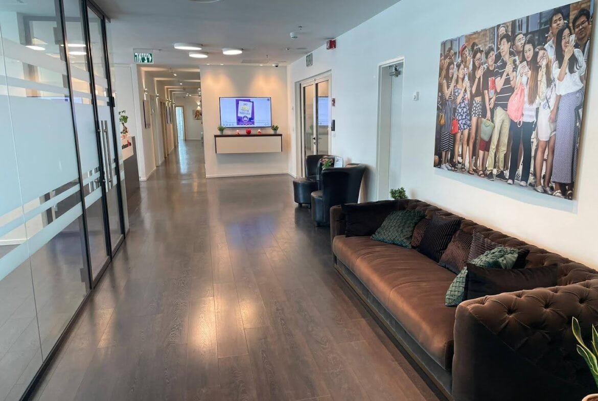 אזור המתנה- מבט כללי מסדרון וכניסה לחדרים