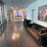 אזור המתנה- מבט כללי מסדרון וכניסה לחדרים