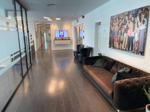 אזור המתנה- מבט כללי מסדרון וכניסה לחדרים