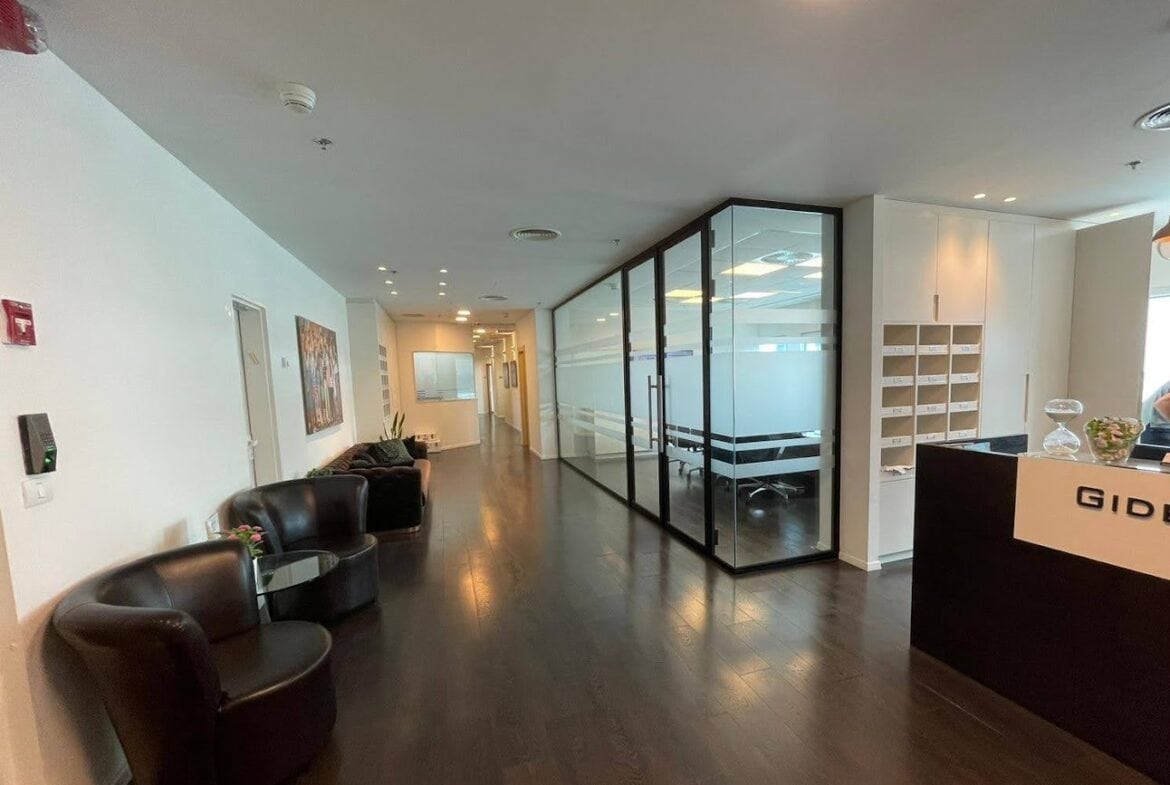 עמדת קבלה- ופינות המתנה