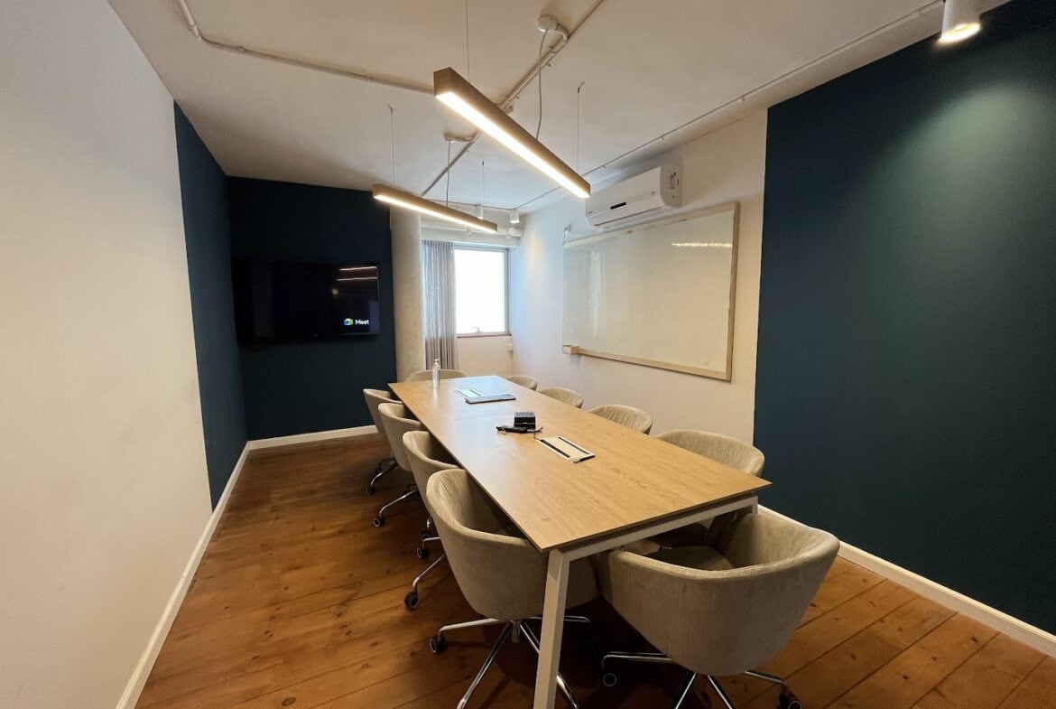 חדר ישיבות גדול