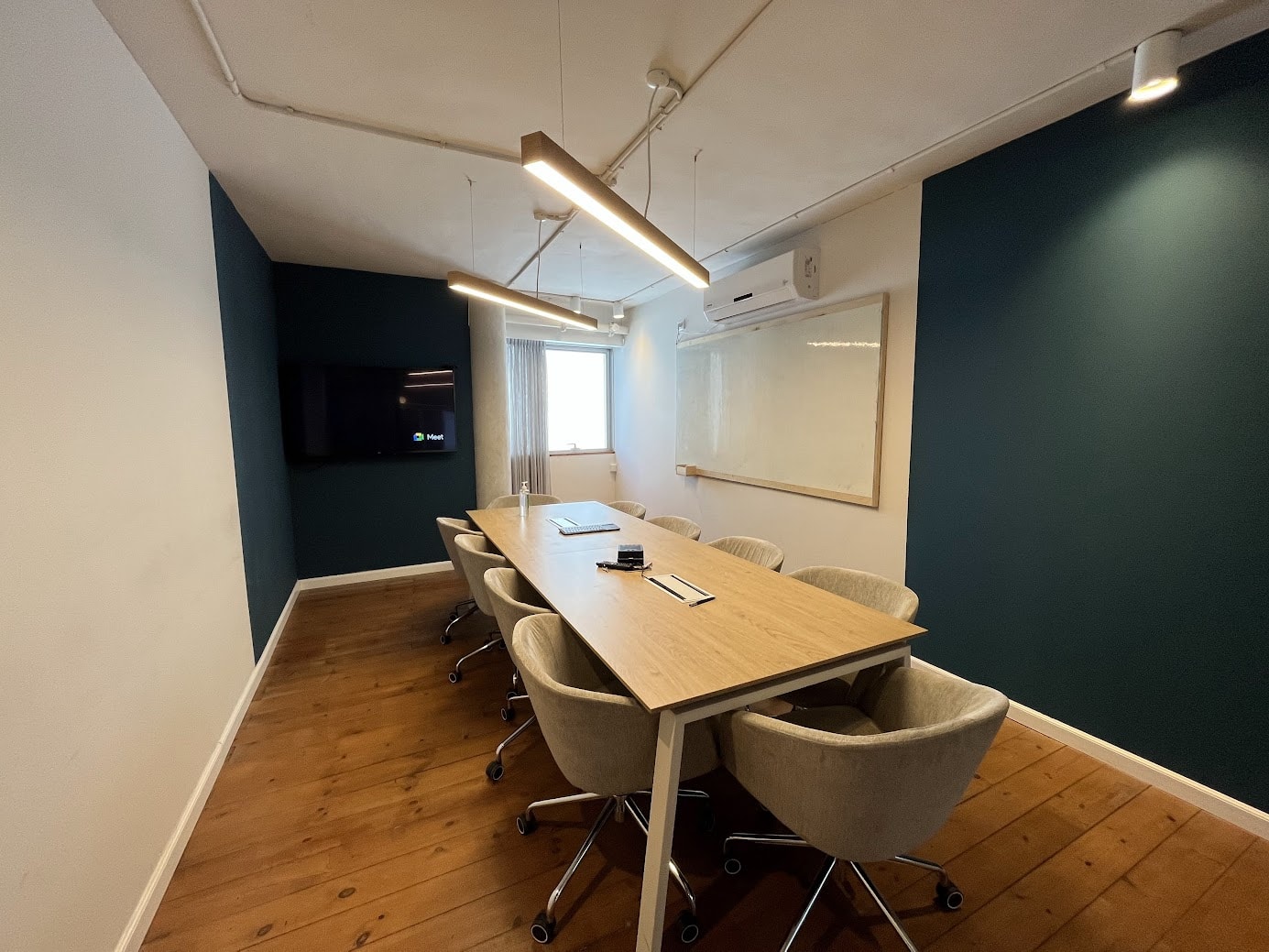 חדר ישיבות גדול