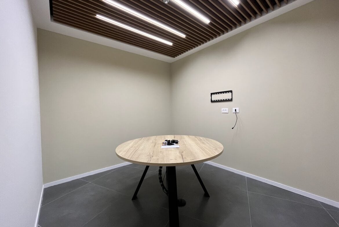 חדר ישיבות/ חדר עבודה גדול