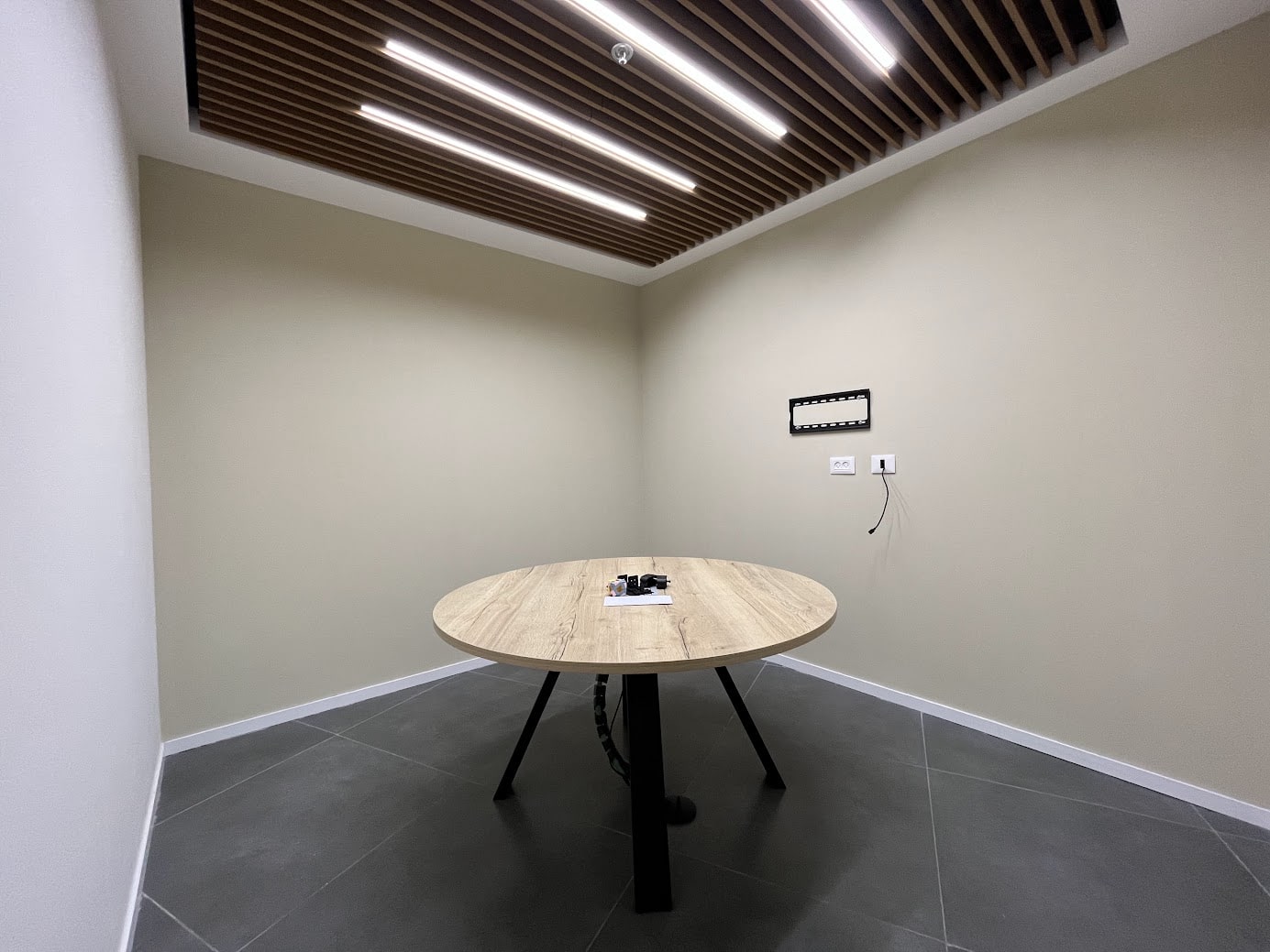 חדר ישיבות/ חדר עבודה גדול