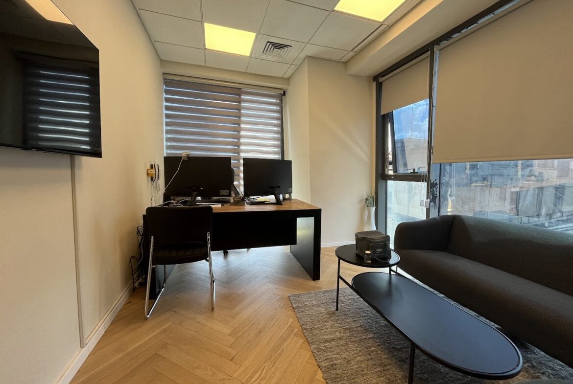 אחד מחדרי עבודה במשרד