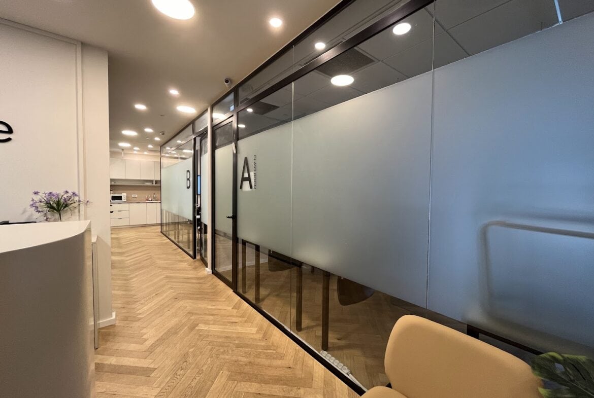 מבט כללי על המשרד, מטבחון, עמדת קבלה וחדרים גדולים