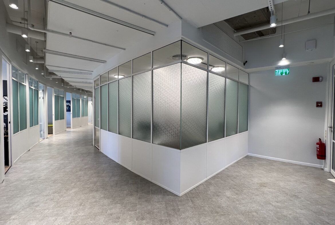 מבט כללי- מחיצות בין חדרי עבודה