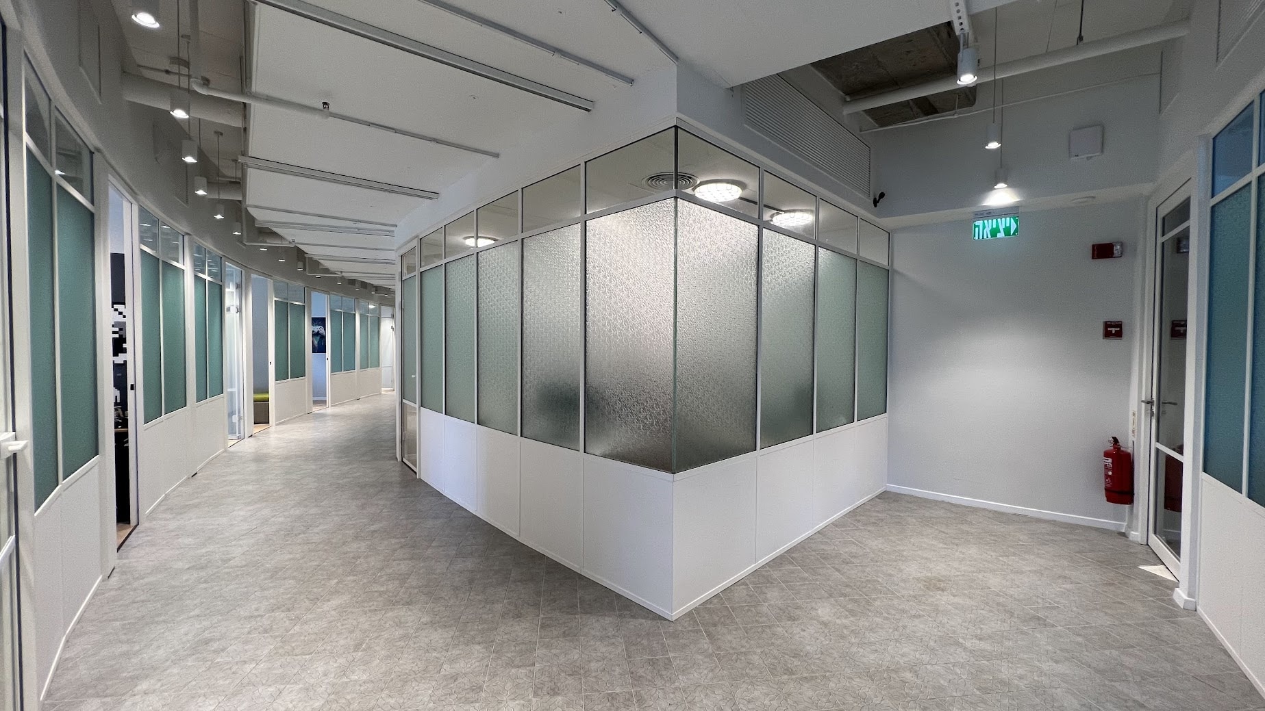 מבט כללי- מחיצות בין חדרי עבודה